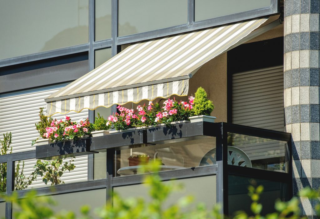Tipuri de copertine pentru balcon. Pe tine ce te avantajează mai bine?
