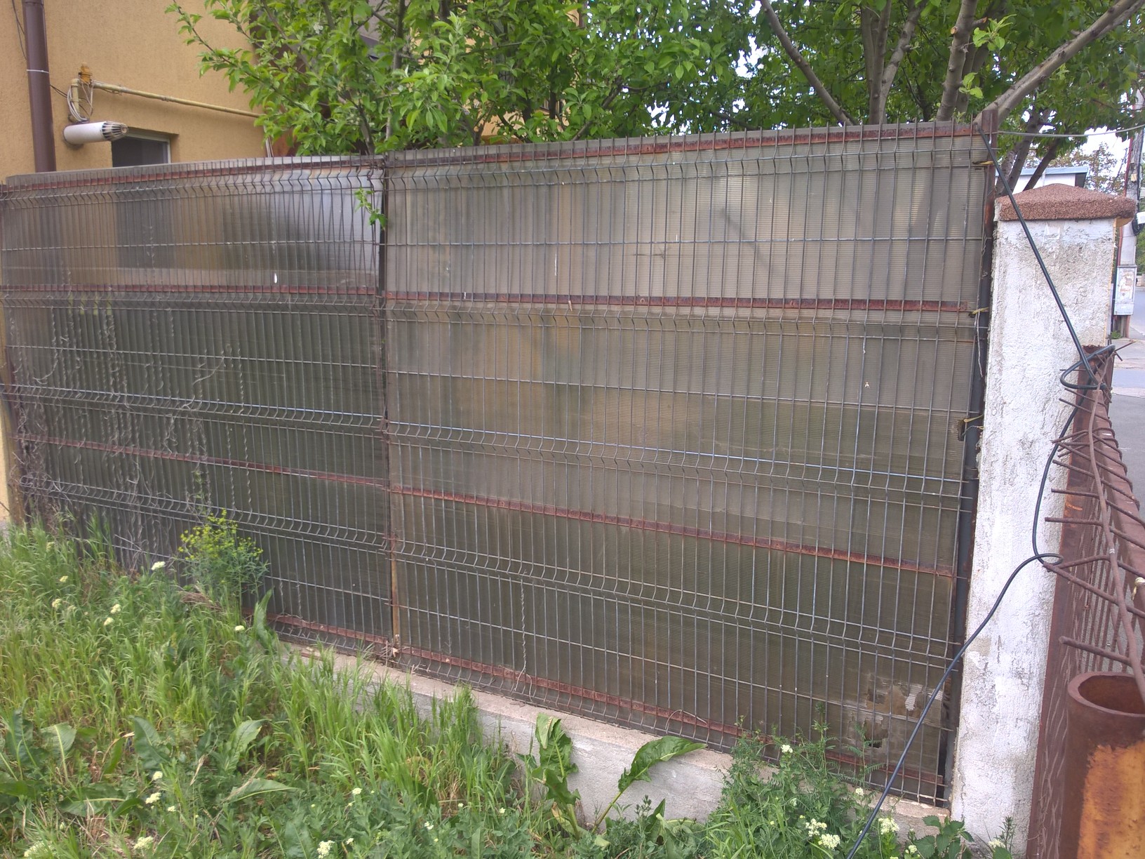 Înainte: Reparatie si construire gard
